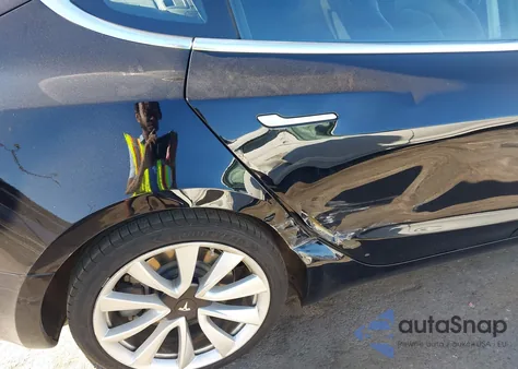 2018 Tesla Model 3 Long Range/Performance z USA, uszkodzony, nr VIN 5YJ3E1EB6JF184958